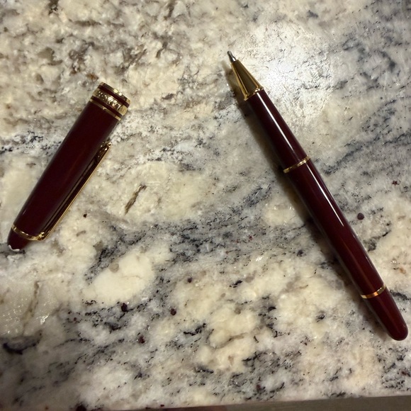 Montblanc Burgundy and Gold rollerball pen
New in box - Picture 5 of 5